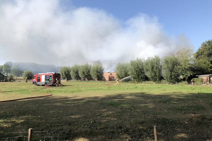 Grote schuurbrand veroorzaakt flinke rookwolken