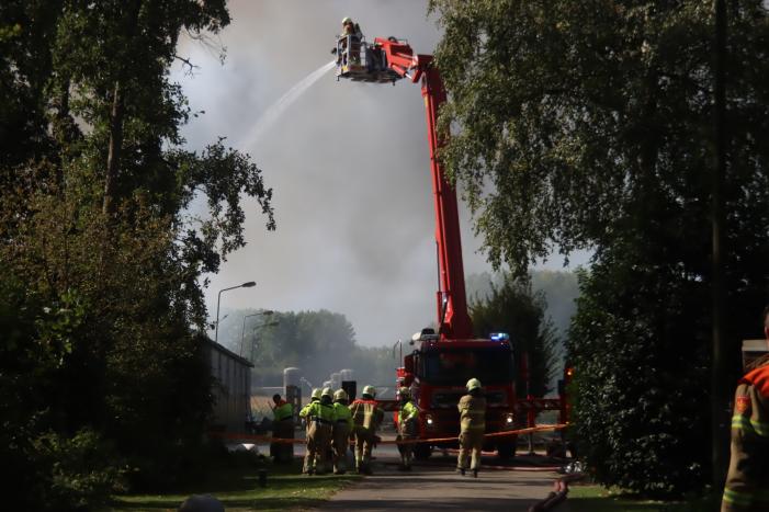 Grote schuurbrand veroorzaakt flinke rookwolken