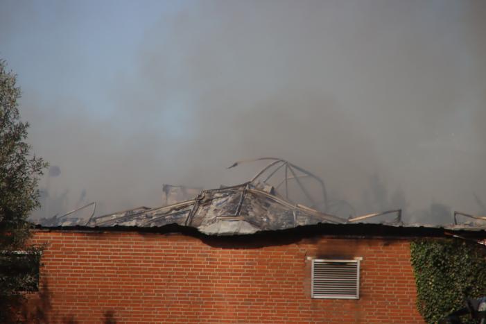 Grote schuurbrand veroorzaakt flinke rookwolken