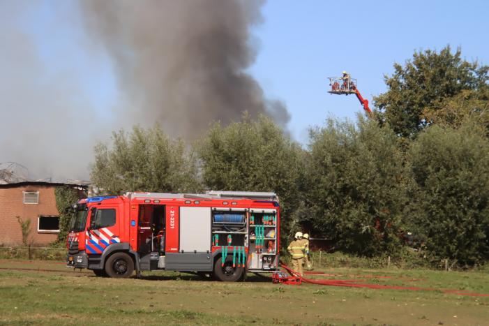 Grote schuurbrand veroorzaakt flinke rookwolken