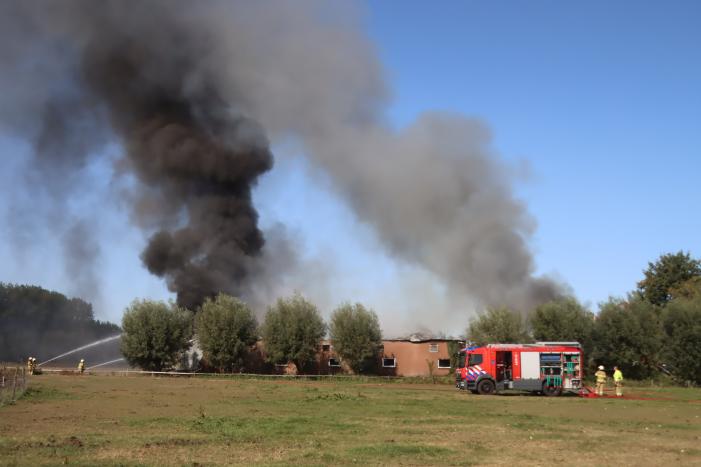 Grote schuurbrand veroorzaakt flinke rookwolken