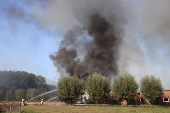 Grote schuurbrand veroorzaakt flinke rookwolken
