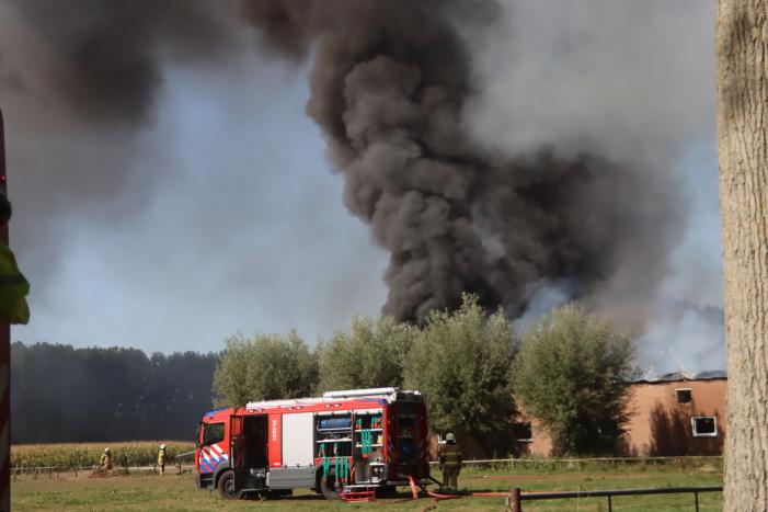 Grote schuurbrand veroorzaakt flinke rookwolken