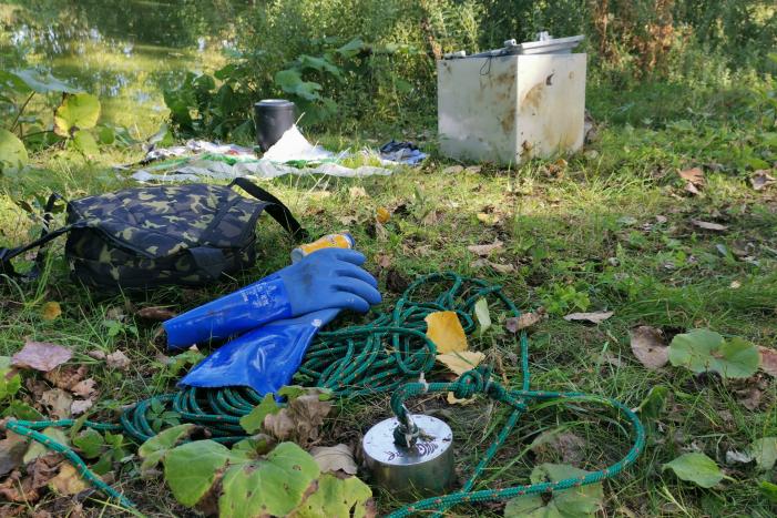 Magneetvissers halen gestolen kluis met urn uit water