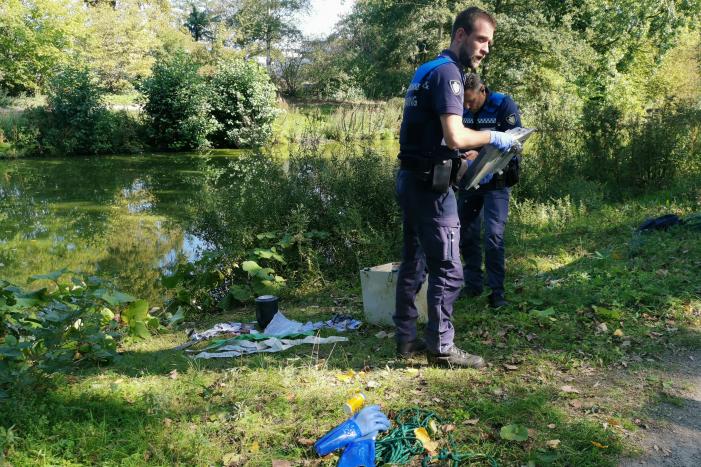 Magneetvissers halen gestolen kluis met urn uit water