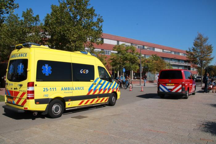 Brandweer zoekt met duikers naar mogelijke persoon te water