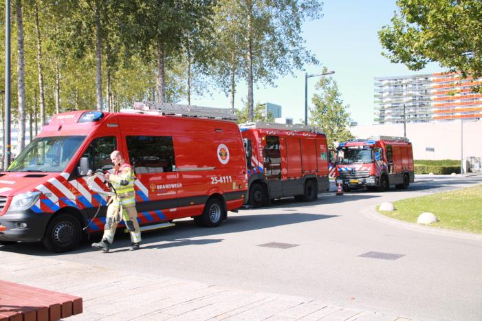 Brandweer zoekt met duikers naar mogelijke persoon te water