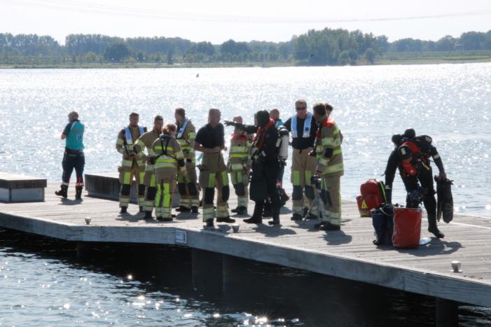 Brandweer zoekt met duikers naar mogelijke persoon te water
