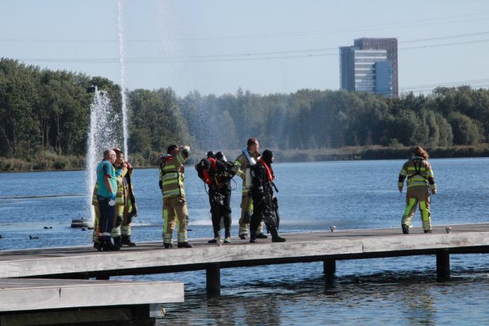 Brandweer zoekt met duikers naar mogelijke persoon te water
