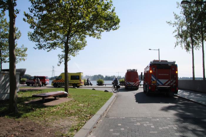 Brandweer zoekt met duikers naar mogelijke persoon te water