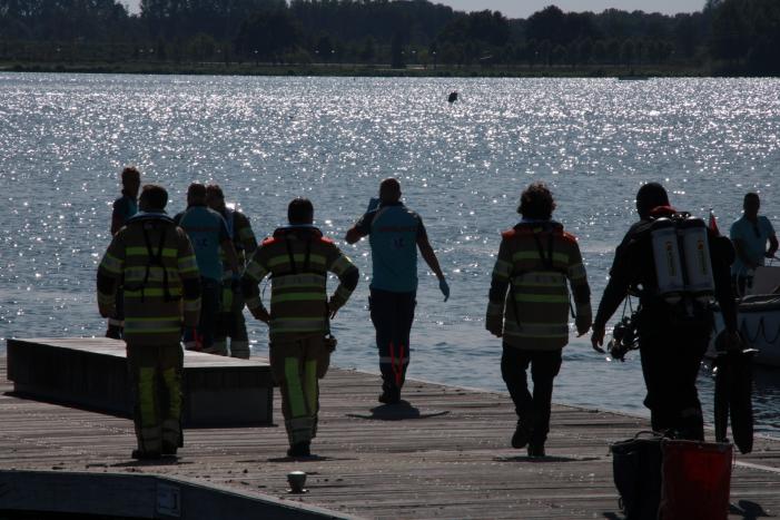 Brandweer zoekt met duikers naar mogelijke persoon te water