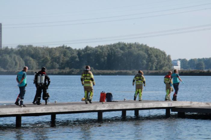 Brandweer zoekt met duikers naar mogelijke persoon te water