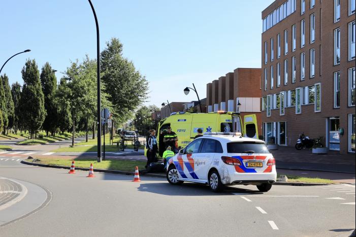 Gewonde na val met motor op rotonde