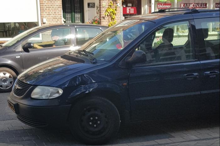 Scooter en auto botsen op elkaar