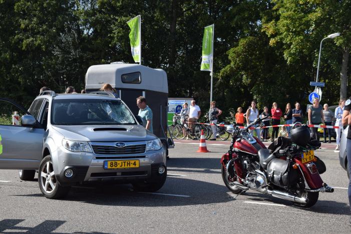 Gewonden na botsing tussen motor en personenauto