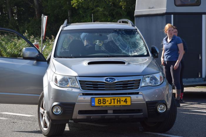 Gewonden na botsing tussen motor en personenauto
