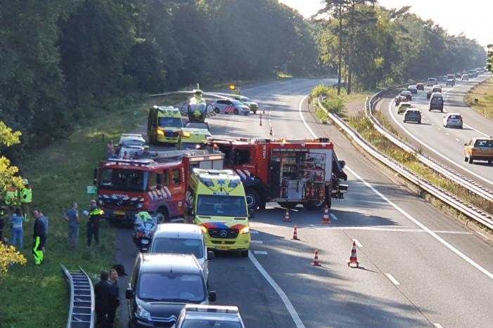 Auto vliegt van de snelweg belandt tussen de bomen