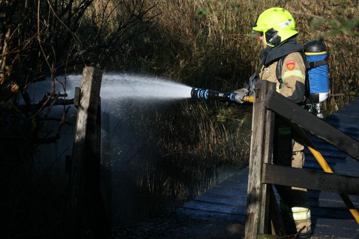 Brug in Quelderduyn gaat in vlammen op
