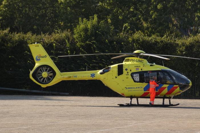 Auto en scooter botsen op elkaar
