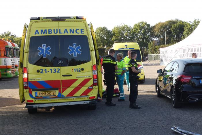 Auto en scooter botsen op elkaar