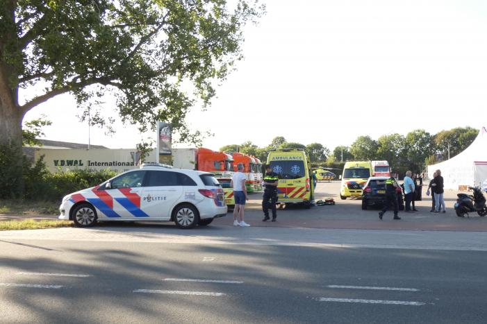 Auto en scooter botsen op elkaar