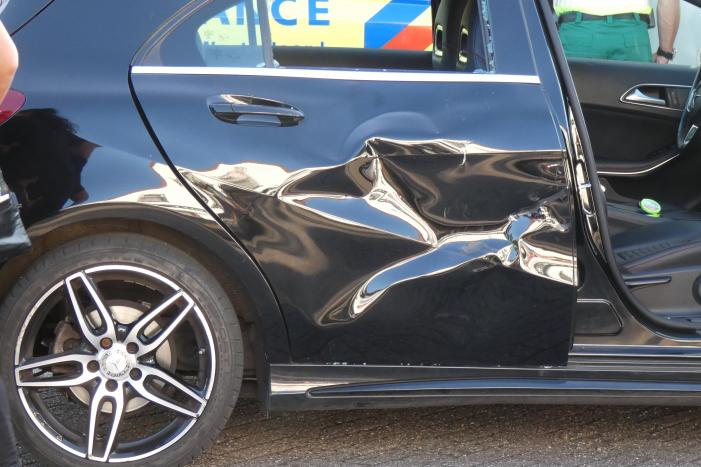 Auto en scooter botsen op elkaar