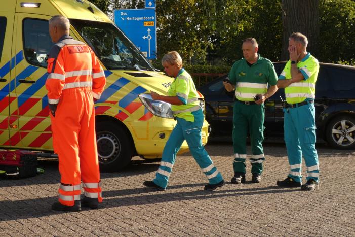 Auto en scooter botsen op elkaar