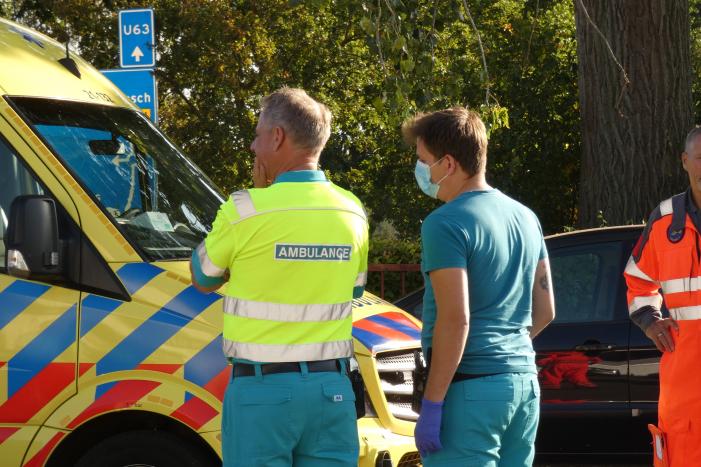 Auto en scooter botsen op elkaar