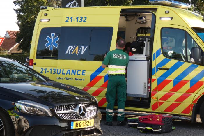 Auto en scooter botsen op elkaar