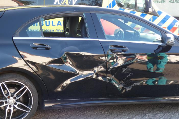 Auto en scooter botsen op elkaar