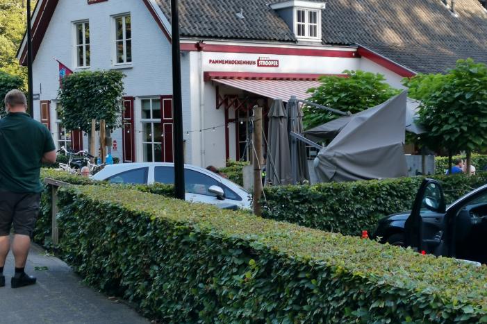 Auto vliegt terras pannenkoekenhuis Den Strooper op