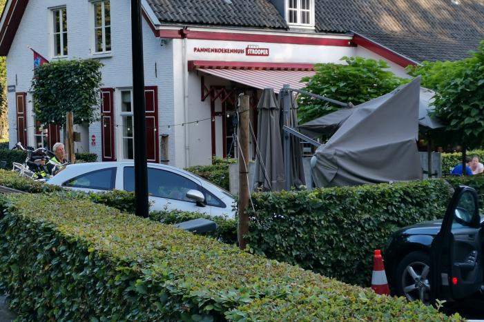 Auto vliegt terras pannenkoekenhuis Den Strooper op