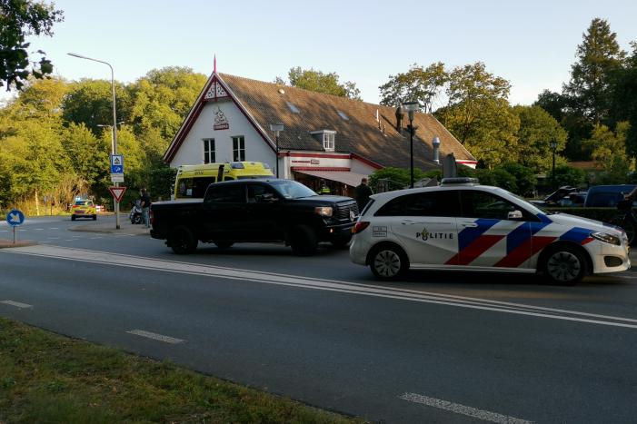 Auto vliegt terras pannenkoekenhuis Den Strooper op