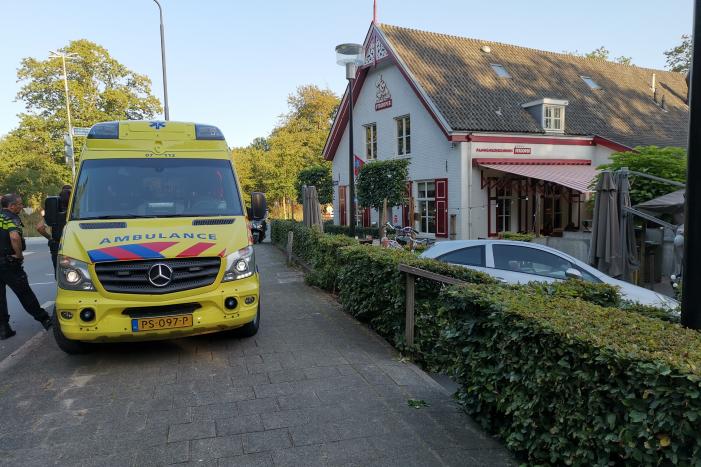 Auto vliegt terras pannenkoekenhuis Den Strooper op