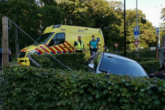 Auto vliegt terras pannenkoekenhuis Den Strooper op