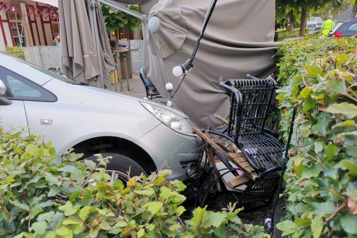 Auto vliegt terras pannenkoekenhuis Den Strooper op