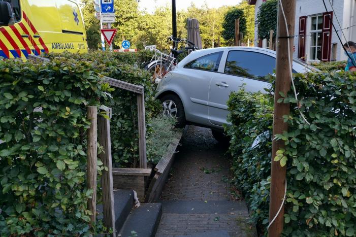 Auto vliegt terras pannenkoekenhuis Den Strooper op