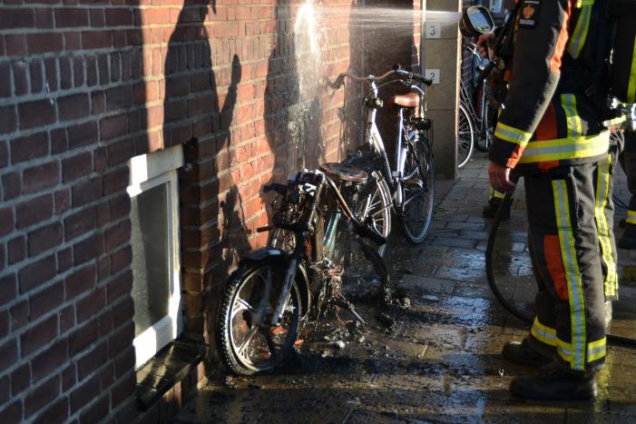 Appartementen beschadigd door scooterbrand