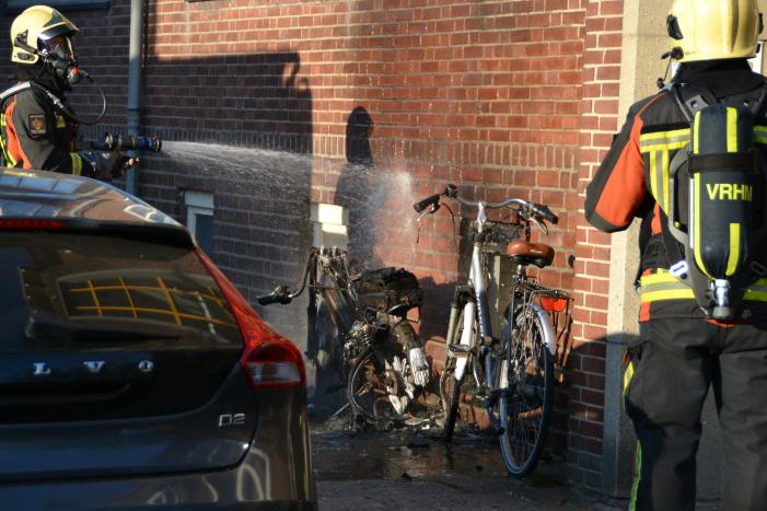 Appartementen beschadigd door scooterbrand