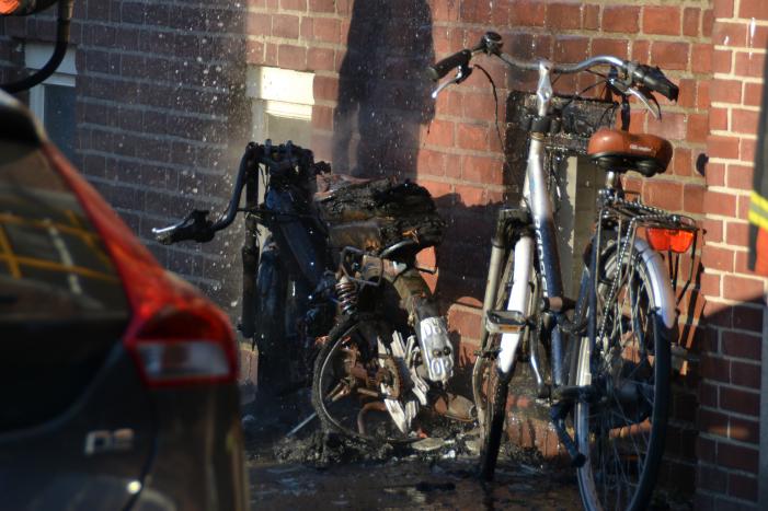 Appartementen beschadigd door scooterbrand