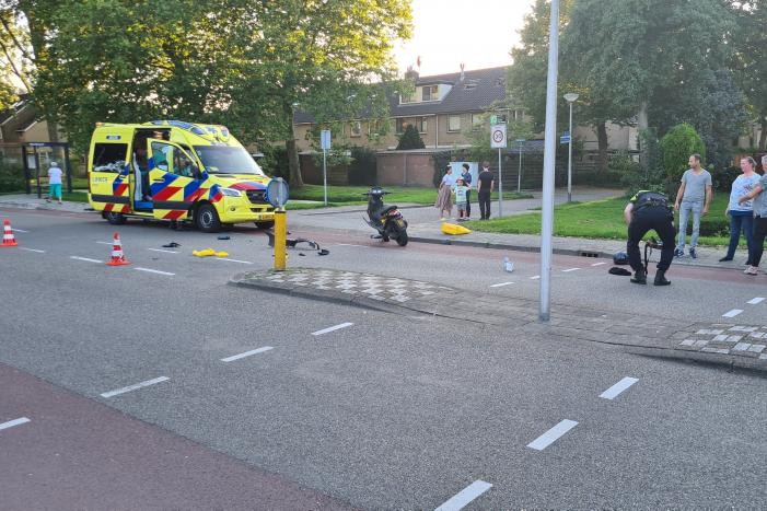 Taxi en scooter botsen op kruising
