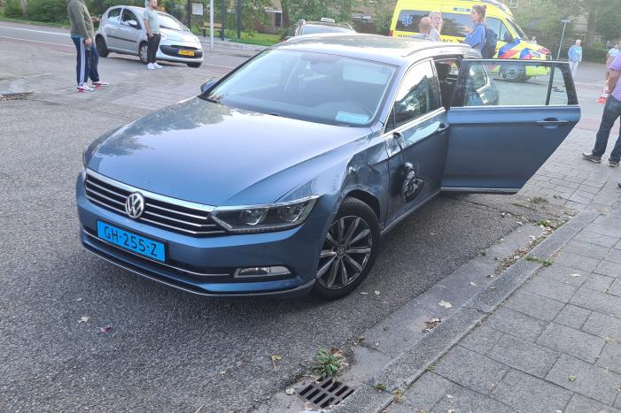 Taxi en scooter botsen op kruising