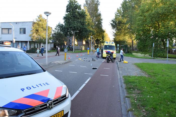 Taxi en scooter botsen op kruising