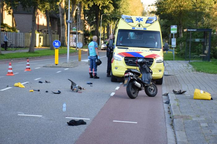 Taxi en scooter botsen op kruising