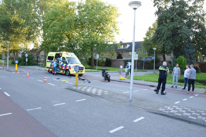 Taxi en scooter botsen op kruising