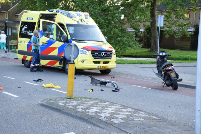 Taxi en scooter botsen op kruising