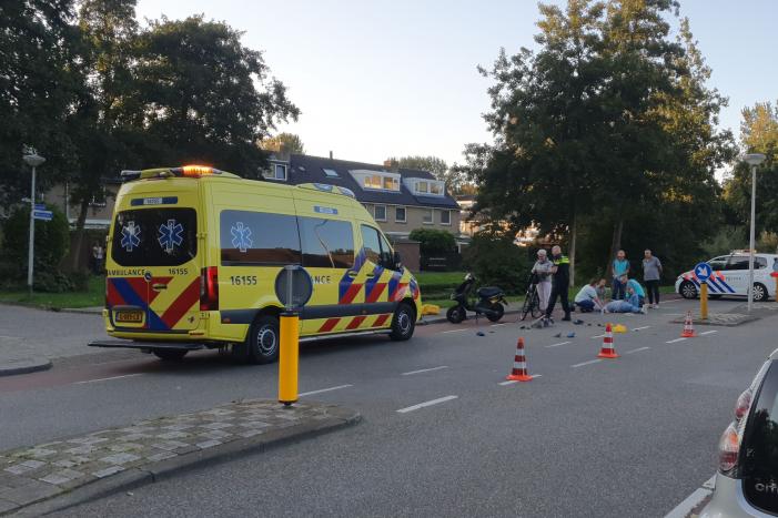 Taxi en scooter botsen op kruising