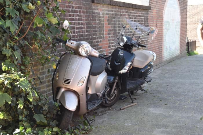 Brandweer helpt politie met doorknippen hangslot van gestolen scooter