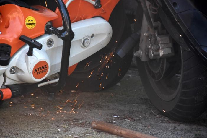 Brandweer helpt politie met doorknippen hangslot van gestolen scooter
