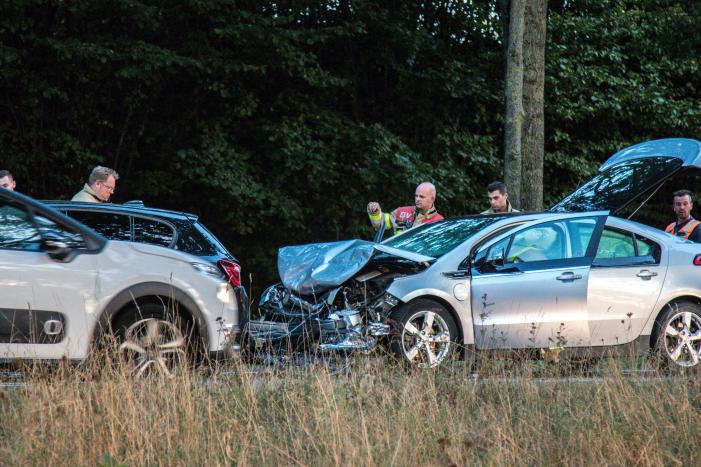 Meerdere voertuigen betrokken bij kop-staart botsing